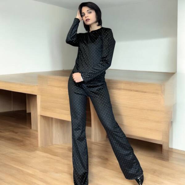 completo maglia e pantalone nero con strass